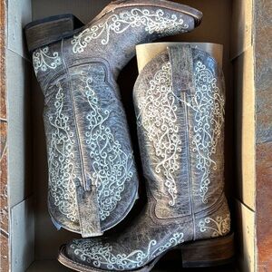 WOMEN'S BONE COLOR FLORAL EMBROIDERY COWBOY BOOT (never worn)